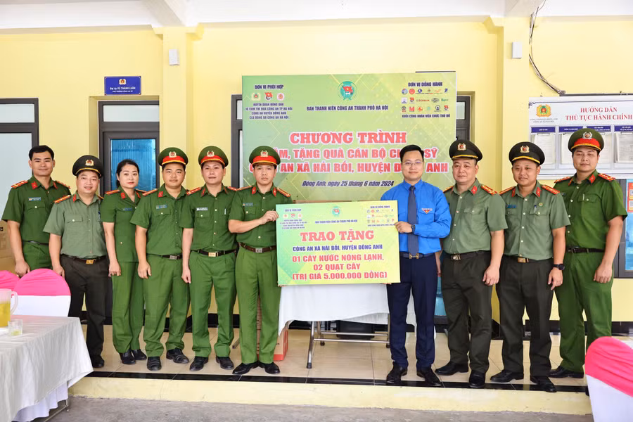 Chiến dịch 'Kỳ nghỉ hồng - Hành quân xanh' là hoạt động thường niên của Thành đoàn Hà Nội nhằm thể hiện vai trò, trách nhiệm của tổ chức Đoàn Thanh niên, đặc biệt Đoàn viên, thanh niên khối lực lượng vũ trang và khối Công nhân viên chức Thủ đô góp phần tạo không khí sôi nổi, nhiệt huyết của tuổi trẻ Thủ đô trong Chiến dịch thanh niên tình nguyện hè.