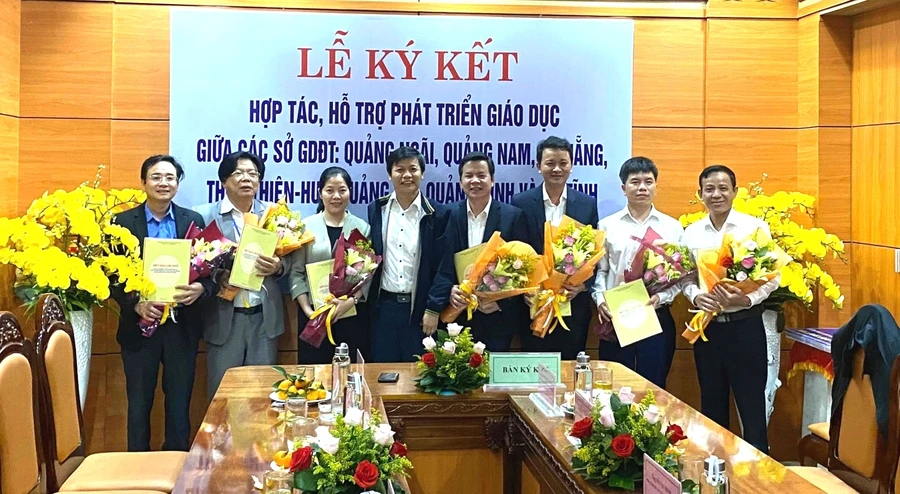 PGS.TS Nguyễn Thanh Đề tặng hoa chúc mừng sự ký kết, hợp tác giữa các Sở GD&ĐT.