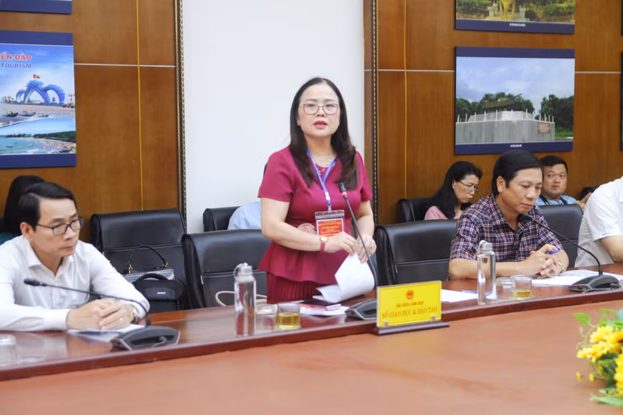 Giám đốc Sở GD&amp;ĐT tỉnh Quảng Trị - TS Lê Thị Hương báo cáo một số kết quả nổi bật của ngành giáo dục.