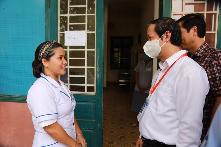 Bộ trưởng Nguyễn Kim Sơn động viên cán bộ y tế.