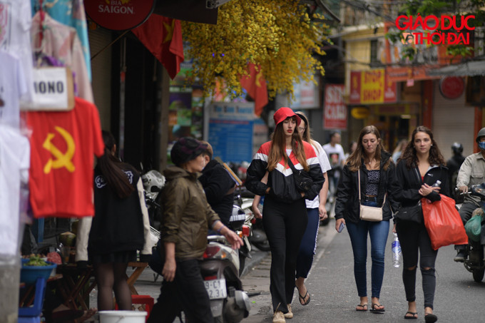 Tại khu vực phố cổ Hà Nội, những ngày gần đây lượng khách du lịch đã đông hơn.