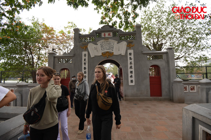 Trước đó vào ngày 4/2 nhiều di tích tại Hà Nội đã đóng cửa để vệ sinh, khử trùng toàn bộ khu vực bên trong để đảm bảo an toàn do du khách, đến 6/2 những điểm đi tích đã mở cửa để đón khách trở lại.