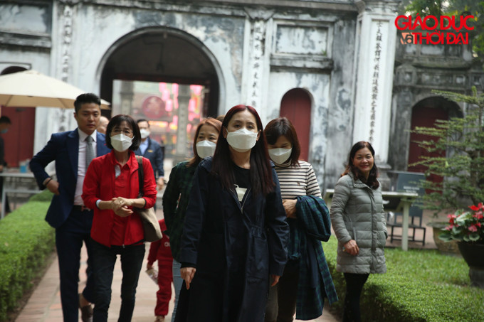 Một số du khách vẫn cẩn thận đeo khẩu trang khi đến những nơi đông người.