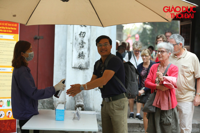 Tại phía bên ngoài, nhân viên của di tích đã hướng dẫn, xịt nước rửa tay kháng khuẩn cho du khách.