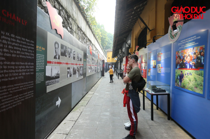 Tại đây những biện pháp phòng dịch vẫn luôn được chủ động, nước rửa tay, khẩu trang được phát miễn phí bên ngoài cho du khách.