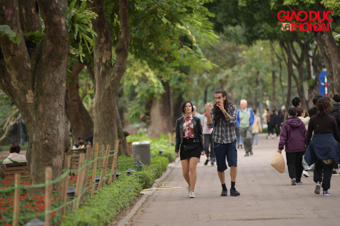 Nhiều khách du lịch vui vẻ đi dạo trên những tuyến phố mà không đeo khẩu trang.