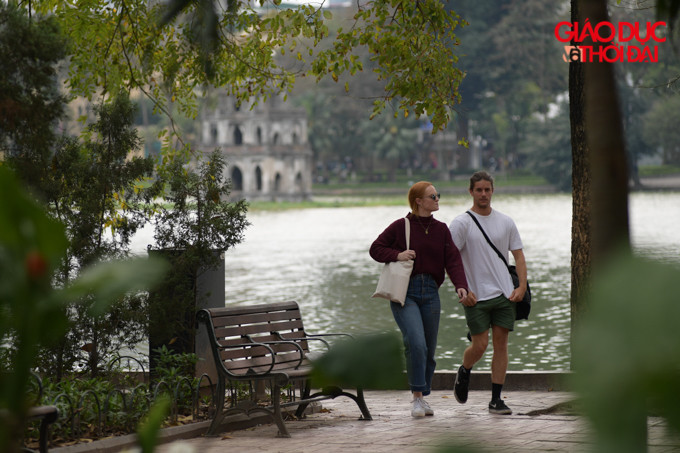 Đường phố Hà Nội, khách du lịch đã đông hơn