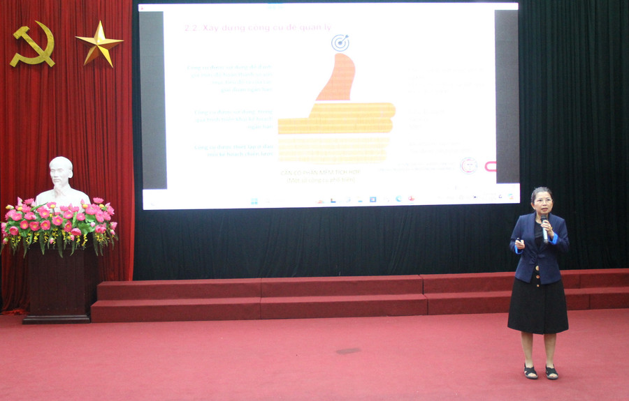 ThS Phạm Thị Mỹ Ngọc tham luận tại hội thảo. ThS Phạm Thị Mỹ Ngọc tham luận tại hội thảo.