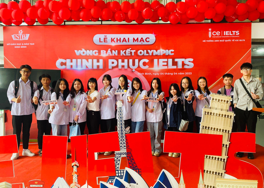 Học sinh chụp ảnh check in khu vực khai mạc