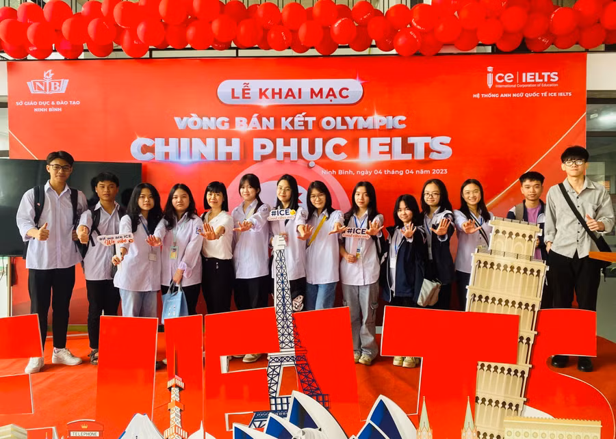 Học sinh chụp ảnh check in khu vực khai mạc