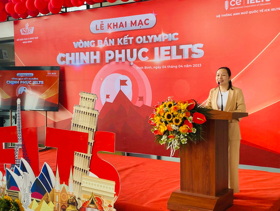 Bà Đỗ Thị Mai Chi – Phòng Giáo dục Trung học Sở GD&amp;ĐT Ninh bình phát biểu trong lễ khai mạc