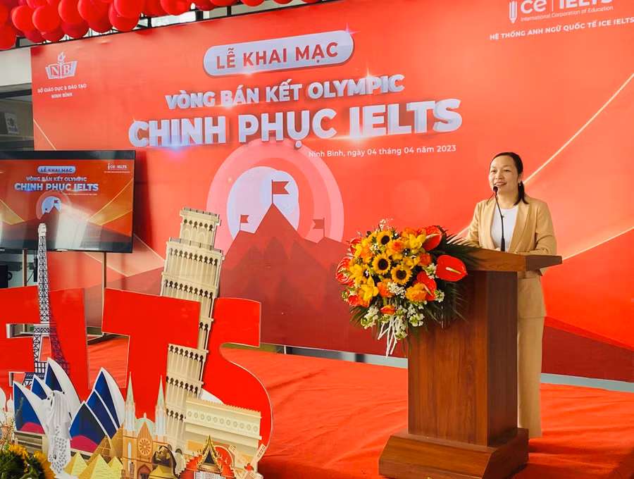 Bà Đỗ Thị Mai Chi – Phòng Giáo dục Trung học Sở GD&amp;ĐT Ninh bình phát biểu trong lễ khai mạc