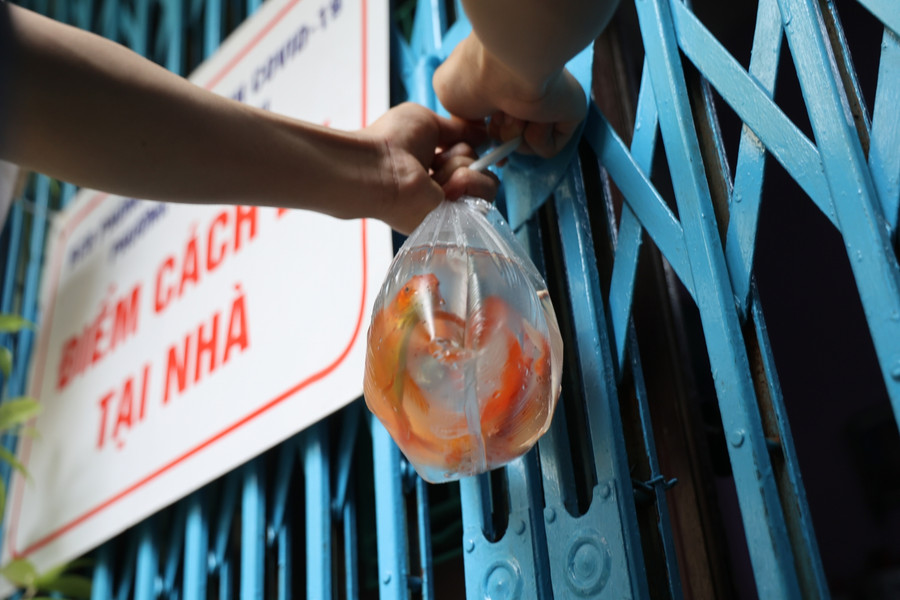 Cá chép cũng được chuyển đến tận nhà các hộ gia đình.