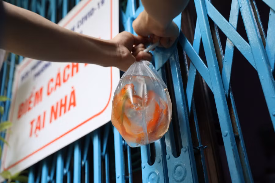 Cá chép cũng được chuyển đến tận nhà các hộ gia đình.