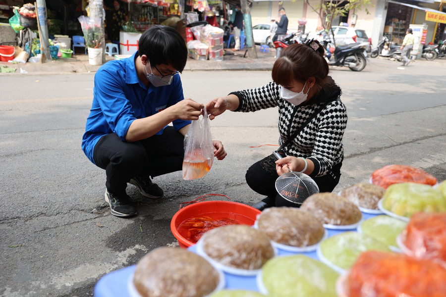 Cá chép cũng được đội tình nguyện chuẩn bị cho các gia đình có người bị F0 có một ngày ông Công ông Táo như bình thường mọi năm.
