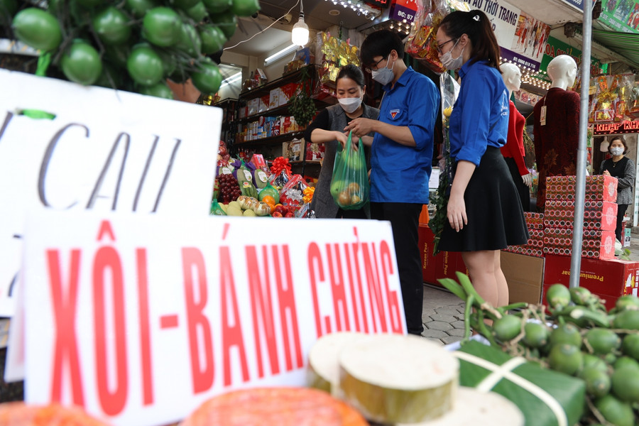 Hoa quả để lễ cũng được đội tình nguyện hỗ trợ mua giúp các gia đình có người F0 khi có nhu cầu.
