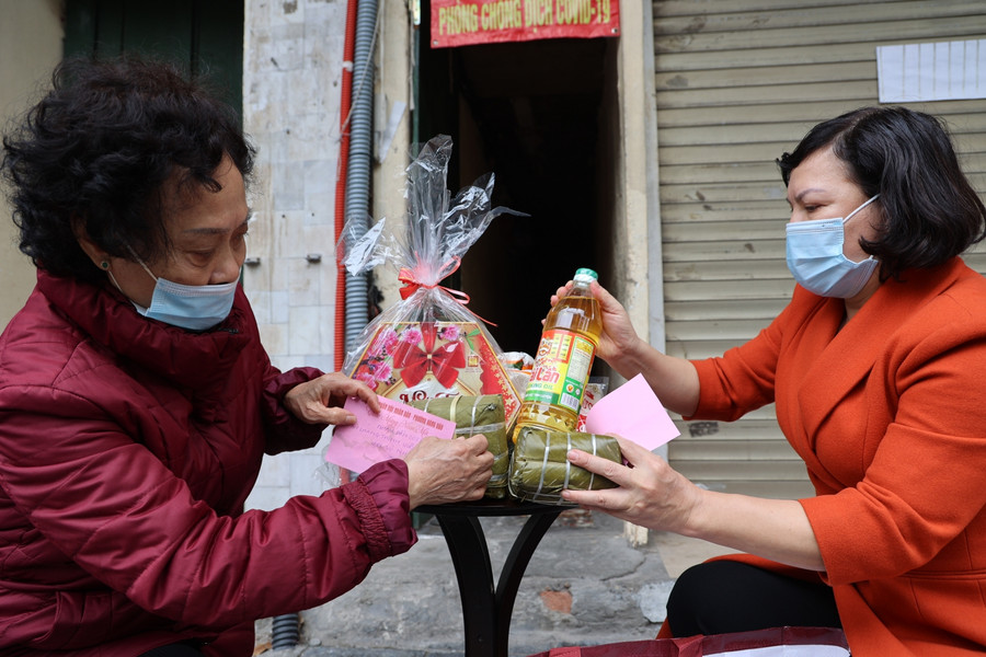 Ngày từ sáng, những phần quà, cành đào, bánh chưng.... đã được chuẩn bị đầy đủ.