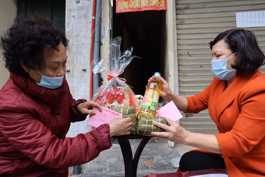 Ngày từ sáng, những phần quà, cành đào, bánh chưng.... đã được chuẩn bị đầy đủ.