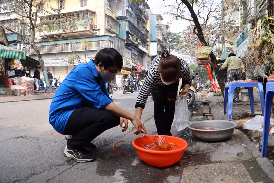 Ngày ông Công ông Táo đặc biệt của gia đình có F0 điều trị tại nhà ảnh 4