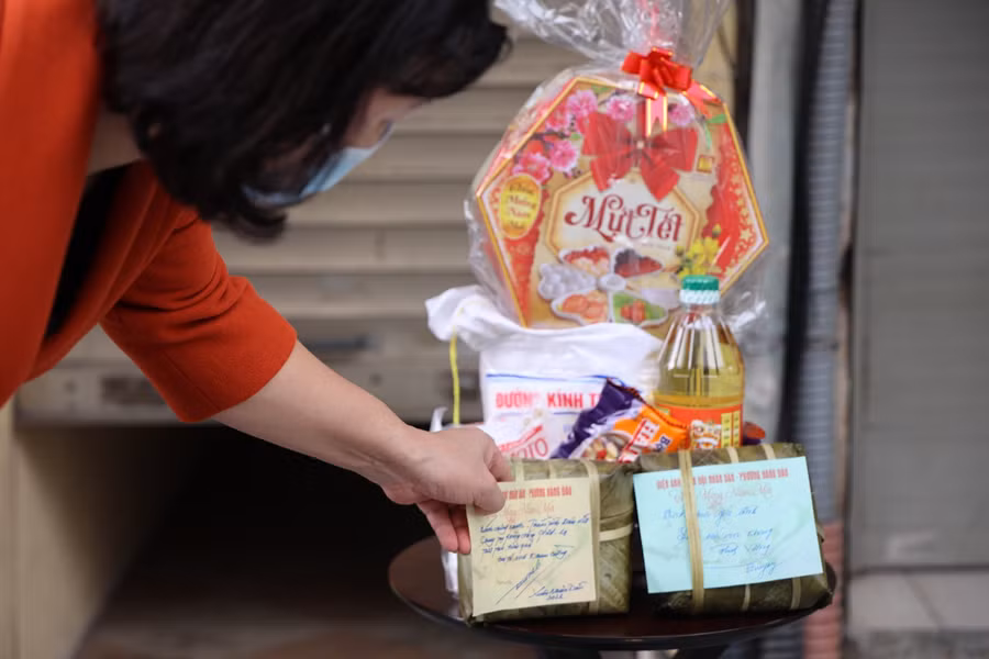 Từng phần quà sẽ được chuyển đến từng hộ gia đình, kèm thêm những lời chúc sức khỏe vượt qua dịch bệnh.