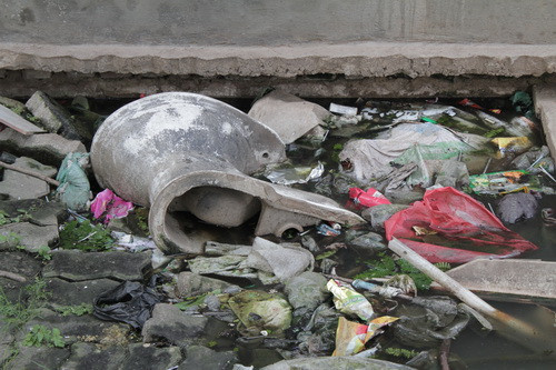 Nước thải sinh hoạt của các hộ dân tạo thành vũng nước to gây mùi hôi thối Nước thải sinh hoạt của các hộ dân tạo thành vũng nước to gây mùi hôi thối