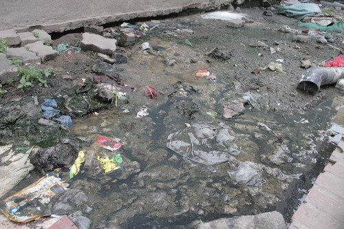 Bể phốt, túi nilon, vỏ bánh kẹo cũng được tập trung tại các vũng nước ở đây Bể phốt, túi nilon, vỏ bánh kẹo cũng được tập trung tại các vũng nước ở đây