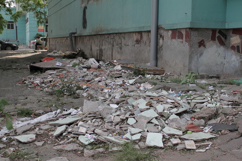 Gạch vữa được vứt tràn lan cạnh khu nhà Gạch vữa được vứt tràn lan cạnh khu nhà