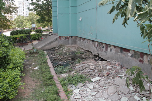 Bàn ghế, rác thải và nước thải sinh hoạt từ các hộ dân đều chảy xuống xung quanh khu nhà Bàn ghế, rác thải và nước thải sinh hoạt từ các hộ dân đều chảy xuống xung quanh khu nhà