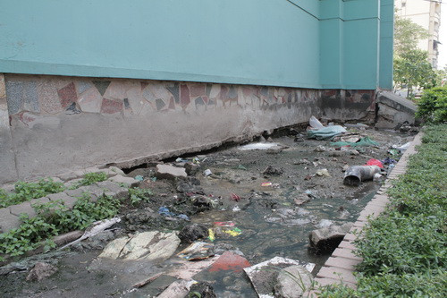 Xung quanh khu nhà như thành bãi chứa rác của các hộ dân Xung quanh khu nhà như thành bãi chứa rác của các hộ dân