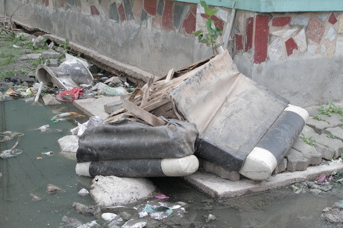 Vết nứt từ móng của tòa nhà và rác thải sinh hoạt chảy lênh láng Vết nứt từ móng của tòa nhà và rác thải sinh hoạt chảy lênh láng