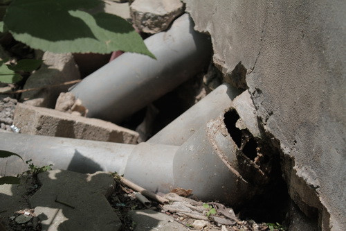 Đường ống nước thải của người dân bị vỡ gây ra tồn đọng nước tại đây Đường ống nước thải của người dân bị vỡ gây ra tồn đọng nước tại đây