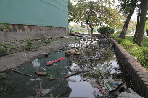 Gạch đá, rác thải vứt thành đống trồng lên đường ống nước cạnh vết nứt to của khu nhà. Gạch đá, rác thải vứt thành đống trồng lên đường ống nước cạnh vết nứt to của khu nhà.