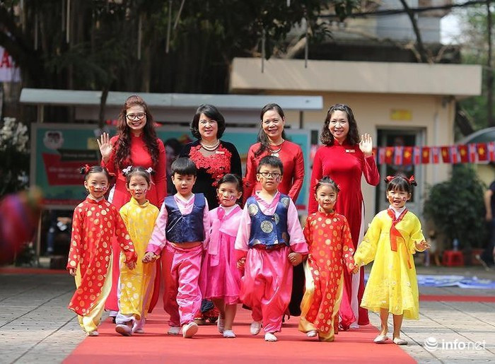 Cô trò Trường Mẫu giáo Việt Triều Hữu nghị trong ngày chuẩn bị đón Chủ tịch Kim Jong-un đến thăm. Ảnh: Infonet