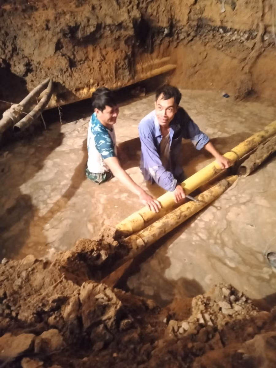 Xúc động hình ảnh nhóm thợ lặn sửa ống nước trong thời tiết lạnh giá ảnh 3