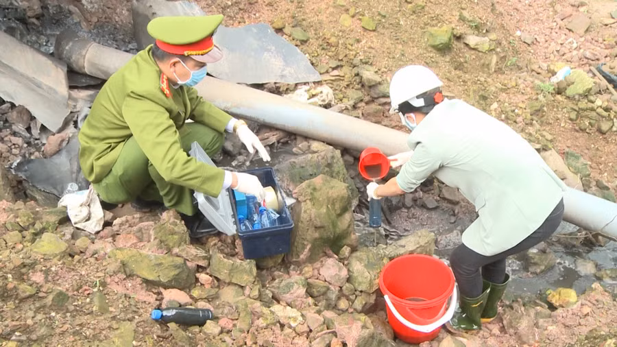 Lực lượng chức năng tiên hành lấy mẫu nước thải để phân tích đánh giá và làm căn cứ xử lý.