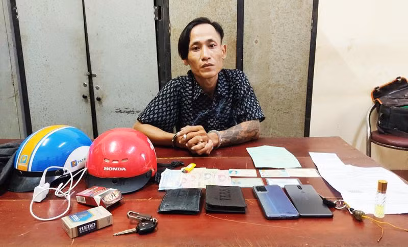 Nguyễn Hoàng Huy cùng tang vật của vụ án tại cơ quan công an.