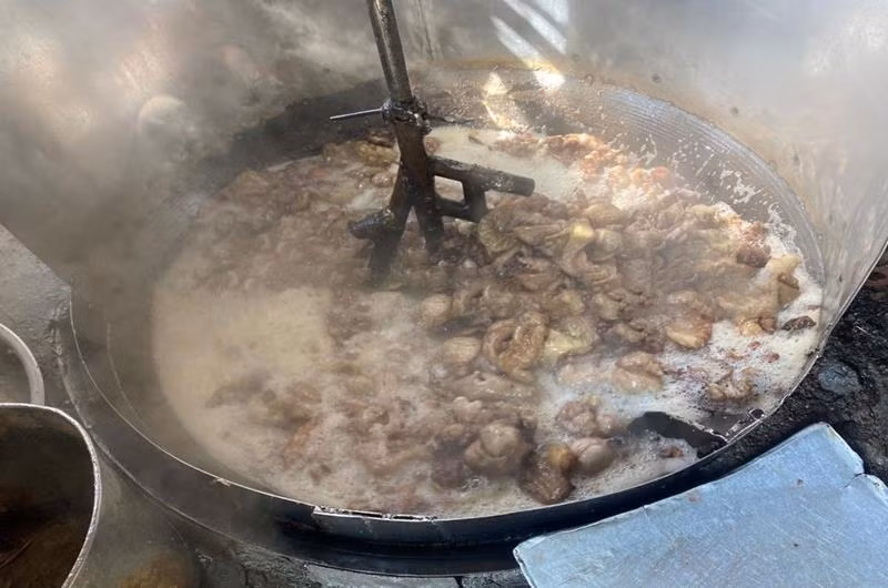 Công đoạn chế biến mỡ lợn mất vệ sinh.
