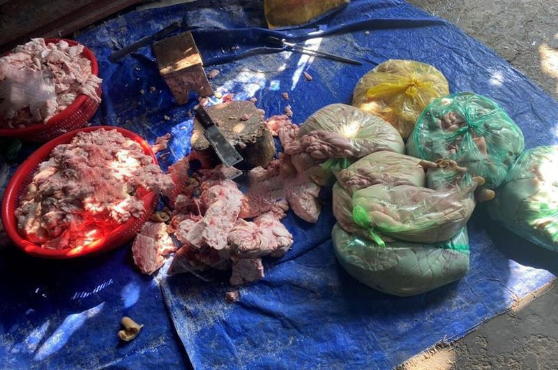 Mỡ lợn sống được để trực tiếp dưới nền bẩn. Mỡ lợn sống được để trực tiếp dưới nền bẩn.