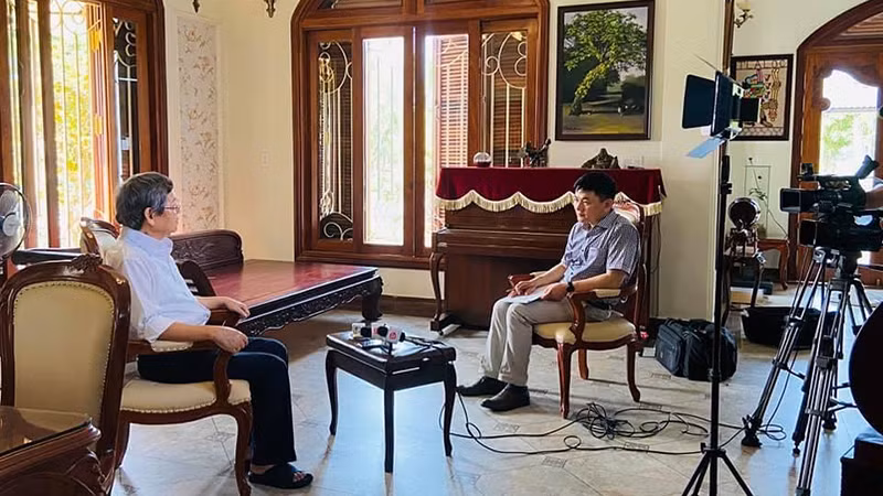 PGS, TS Bùi Chí Trung và nhóm làm phim phỏng vấn TS Vũ Ngọc Hoàng, nguyên Ủy viên Trung ương Đảng, nguyên Phó Trưởng ban Thường trực Ban Tuyên giáo Trung ương.