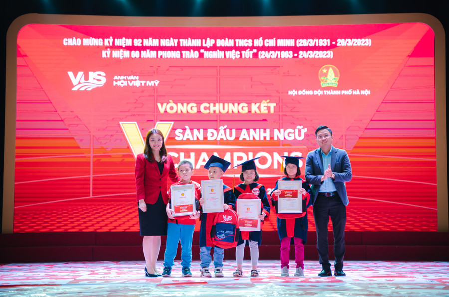 Thí sinh trong Top 20 cũng nhận được voucher của Anh văn Hội Việt Mỹ VUS; Giấy chứng nhận của Hội Đồng Đội thành phố Hà Nội. Thí sinh trong Top 20 cũng nhận được voucher của Anh văn Hội Việt Mỹ VUS; Giấy chứng nhận của Hội Đồng Đội thành phố Hà Nội.