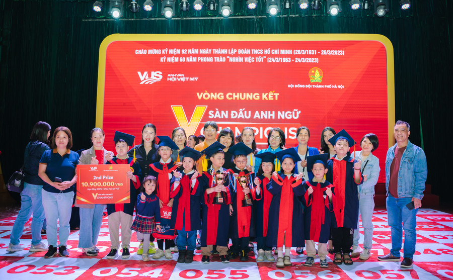 Kết quả, Ban tổ chức trao 12 giải Nhất ở bảng A, 1 giải Nhất bảng B và 4 giải Nhất bảng C. Mỗi thí sinh đoạt giải Nhất nhận được cúp biểu trưng; Quà tặng tiền mặt trị giá 2 triệu đồng; Học bổng 100% 2 khóa học của Anh văn Hội Việt Mỹ VUS trị giá 21.800.000 đồng; Giấy chứng nhận của Hội Đồng Đội thành phố Hà Nội. Ngoài ra, Ban tổ chức cũng trao giải Nhì và Khuyến khích. Kết quả, Ban tổ chức trao 12 giải Nhất ở bảng A, 1 giải Nhất bảng B và 4 giải Nhất bảng C. Mỗi thí sinh đoạt giải Nhất nhận được cúp biểu trưng; Quà tặng tiền mặt trị giá 2 triệu đồng; Học bổng 100% 2 khóa học của Anh văn Hội Việt Mỹ VUS trị giá 21.800.000 đồng; Giấy chứng nhận của Hội Đồng Đội thành phố Hà Nội. Ngoài ra, Ban tổ chức cũng trao giải Nhì và Khuyến khích.