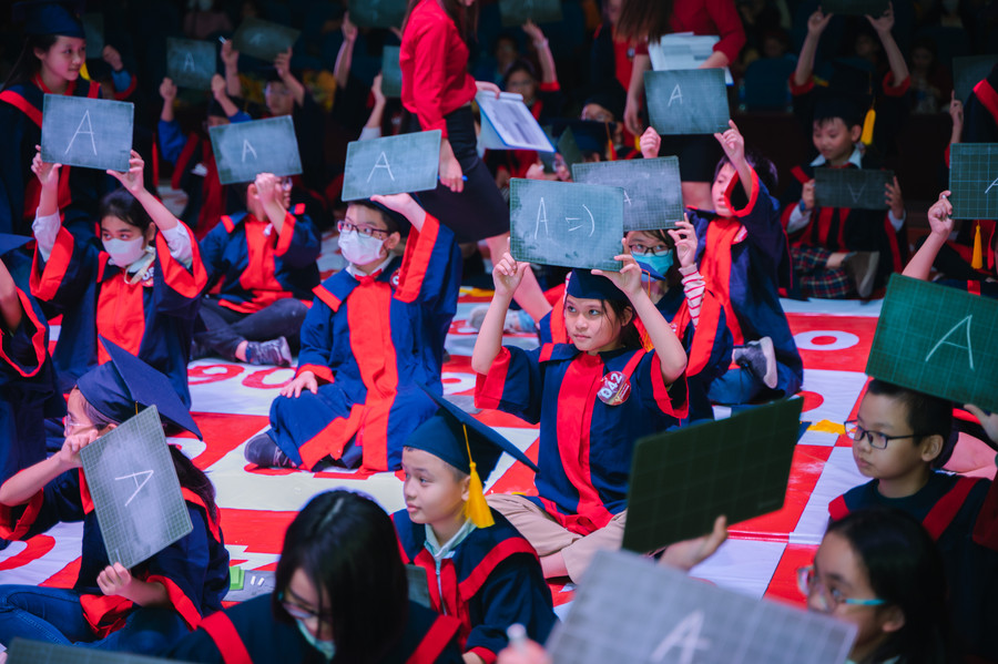 Trong thời gian quy định, các thí sinh sẽ trả lời câu hỏi kiến thức bằng tiếng anh do BTC đưa ra, ghi câu trả lời ra bảng viết. Thí sinh có câu trả lời đúng sẽ tiếp tục tham gia trả lời câu hỏi tiếp theo, thí sinh có câu trả lời sai sẽ rời khỏi sàn đấu. Các câu hỏi được tổng hợp và tham khảo xin ý kiến từ các chuyên gia, xét chọn phù hợp với lứa tuổi và trình độ của các em học sinh. Trong thời gian quy định, các thí sinh sẽ trả lời câu hỏi kiến thức bằng tiếng anh do BTC đưa ra, ghi câu trả lời ra bảng viết. Thí sinh có câu trả lời đúng sẽ tiếp tục tham gia trả lời câu hỏi tiếp theo, thí sinh có câu trả lời sai sẽ rời khỏi sàn đấu. Các câu hỏi được tổng hợp và tham khảo xin ý kiến từ các chuyên gia, xét chọn phù hợp với lứa tuổi và trình độ của các em học sinh.