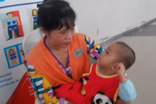 Chị H và con trai 4 tuổi đang điều trị bệnh tan máu bẩm sinh tại Viện Huyết học - Truyền máu Trung ương.