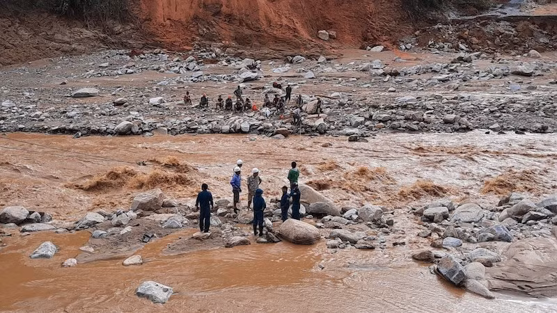 Quảng Nam đề nghị dùng trực thăng tiếp tế thực phẩm cho hộ dân bị cô lập ảnh 1