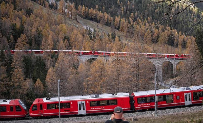 Trên tuyến đường Albula – Bernina, từ ga Preda đến Thusis, con tàu đi xuyên qua 22 đường hầm và qua 48 cây cầu. Ảnh: AFP.