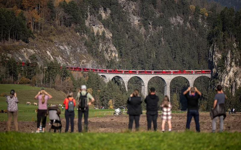Con tàu đi qua Cầu cạn Landwasser hùng vĩ, cao 65 mét. Ảnh: AFP.