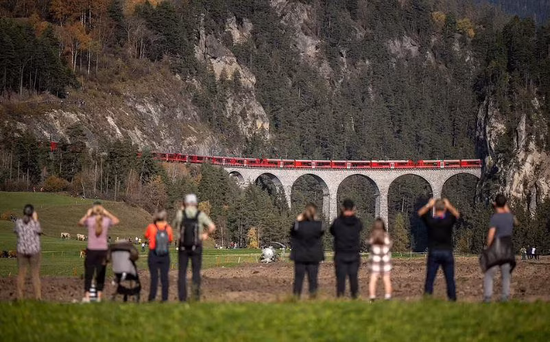 Con tàu đi qua Cầu cạn Landwasser hùng vĩ, cao 65 mét. Ảnh: AFP.