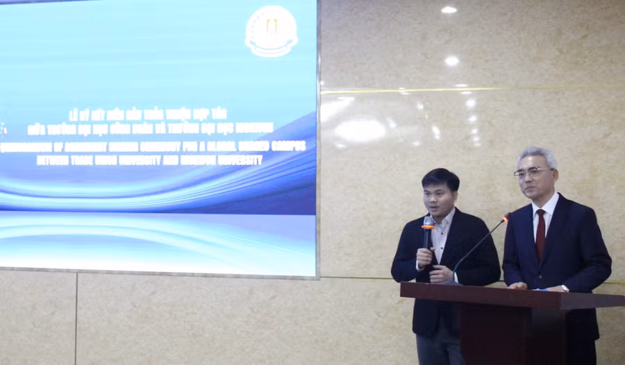 GS.TS Lee Hee Hak chia sẻ tại buổi lễ.