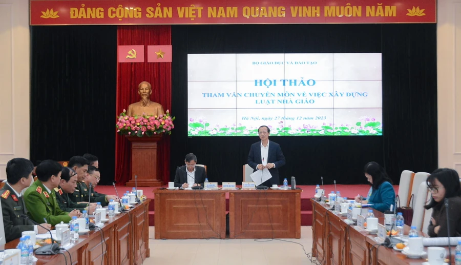 Thứ trưởng Bộ GD&ĐT Phạm Ngọc Thưởng chủ trì Hội thảo tham vấn chuyên môn về việc xây dựng Luật Nhà giáo.