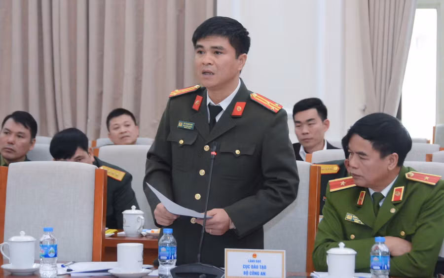 Đại diện nhà giáo công tác trong cơ sở đào tạo thuộc Bộ Quốc phòng góp ý tại hội thảo.